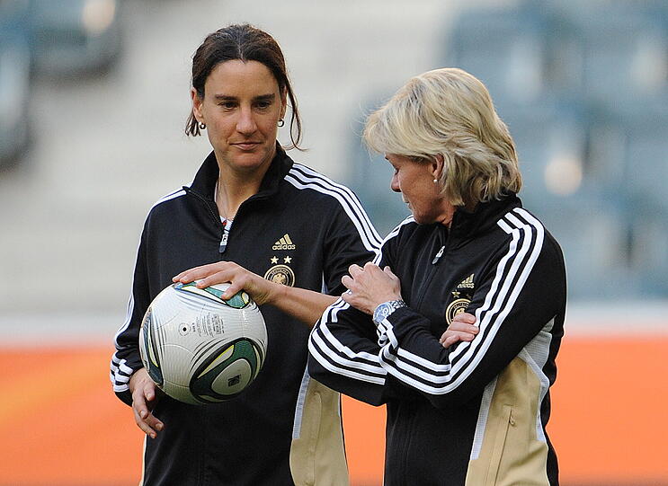Fifa Frauen-Weltmeisterschaft Deutschland 2011: Beim Training im WM-Stadion Mönchengladbachsteht Brigit Prinz (links) neben Bundestrainerin Silvia Neid.