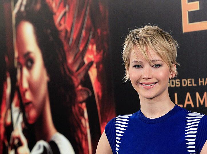 In einem Bleistiftkleid von Alexander McQueen zeigte sich Jennifer Lawrence auf dem roten Teppich in Madrid. An ihrer Seite: Liam Hemsworth und Josh Hutcherson.