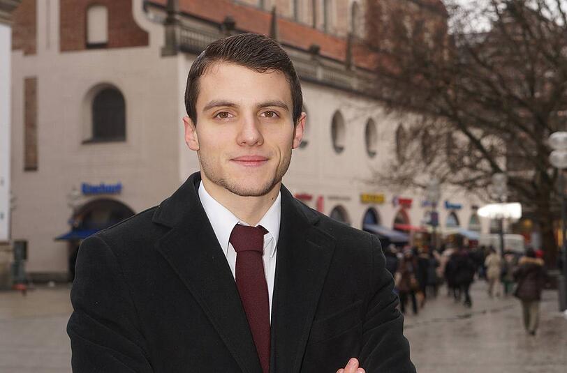 Bence Szaszkó (21), Buchhalter: "Ich als Katholik denke, man sollte sich in einigen Punkten ein Beispiel an der orthodoxen Kirche nehmen. Priester sollten auch heiraten und wie jeder andere leben können. Zwischenfälle wie Kindesmisshandlungen würden abnehmen. Solchen Vergehen sollte dann aber auch konsequenter und vor allem in der Öffentlichkeit nachgegangen werden. Außerdem müsste die Kirche mit frischen Themen für Jugendliche attraktiver werden."