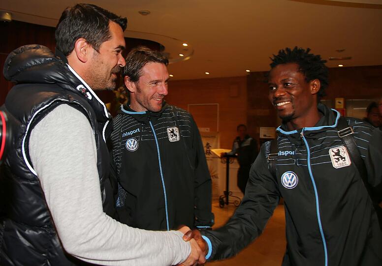 "Ich bin froh ein Löwe zu sein!" Mit diesen Worten begrüßte Anthony Annan Fans und Verantortliche des TSV 1860 am Montagabend in Marbella. Die ersten Bilder von seiner Ankunft im Trainingslager.
