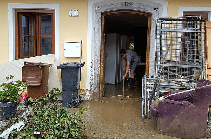 Schlamm, Chaos und noch mehr Schlamm: Das Dorf Anzenkirchen in der Gemeinde Triftern ist von dem Hochwasser am 01. Juni hart getroffen worden.