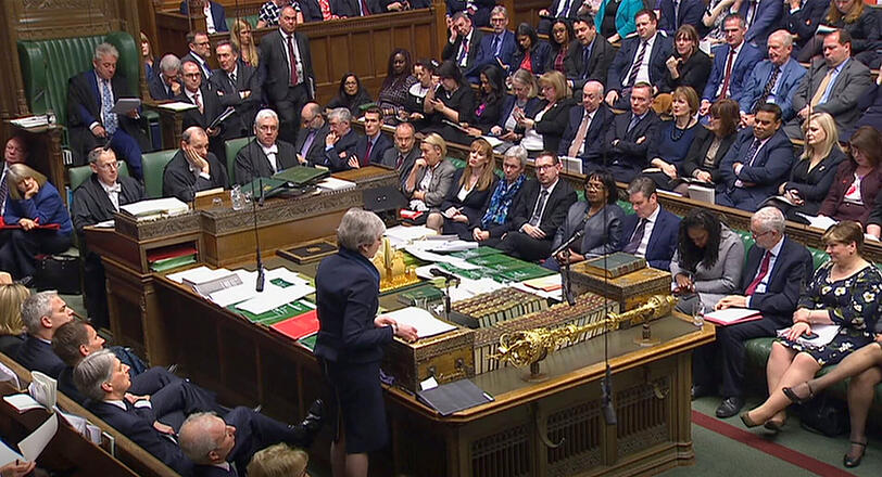 Der Moment, als Theresa May ihre Kehrtwende vollzieht: die britische Premierministerin gestern vor dem Parlament in London.