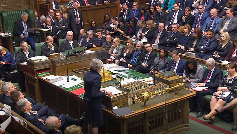 Der Moment, als Theresa May ihre Kehrtwende vollzieht: die britische Premierministerin gestern vor dem Parlament in London. Der Moment, als Theresa May ihre Kehrtwende vollzieht: die britische Premierministerin gestern vor dem Parlament in London.
