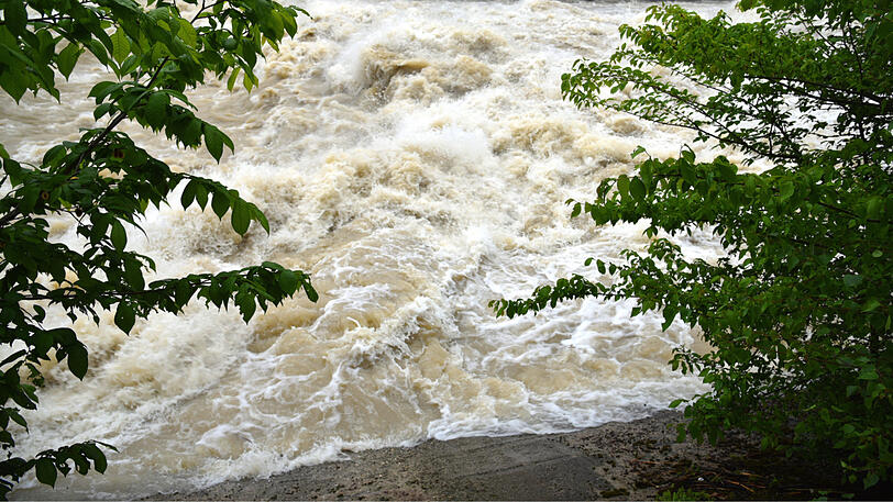 Reißerisch: Die Isar am Mittwochvormittag.