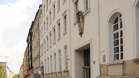 Die Polizeiwache an der Türkenstraße: Hier randalierten zehn Männer wegen ihrer zwei Freunde. (Archiv)