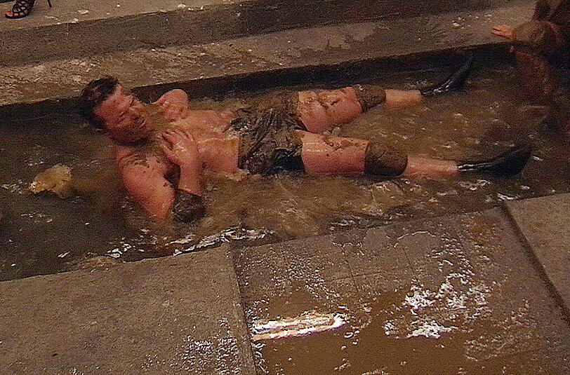 Marcus entschlammt sich im Kanal.