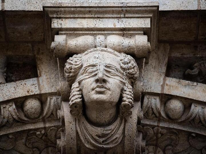 Justitia ist im Mauerwerk des Landgerichts Bamberg eingearbeitet. Foto: Nicolas Armer/dpa/Archivbild