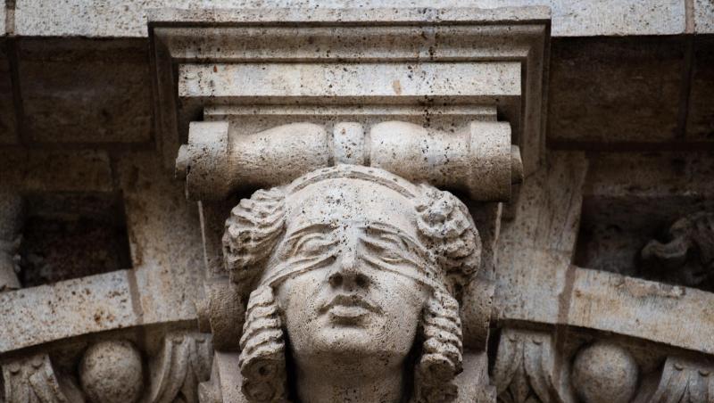 Justitia ist im Mauerwerk des Landgerichts Bamberg eingearbeitet. Foto: Nicolas Armer/dpa/Archivbild Justitia ist im Mauerwerk des Landgerichts Bamberg eingearbeitet. Foto: Nicolas Armer/dpa/Archivbild