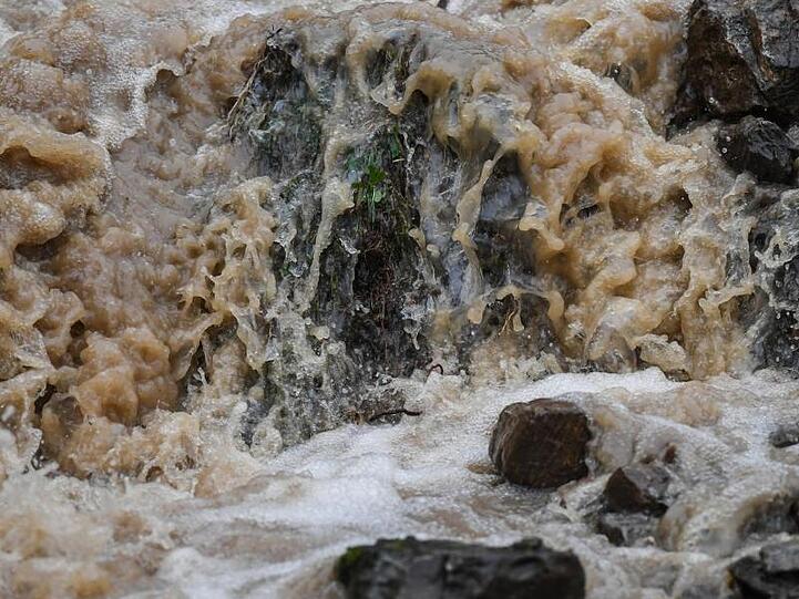 Starker Regen hat Bäche und Flüsse im Schwarzwald stark anschwellen lassen. Es besteht Hochwassergefahr.