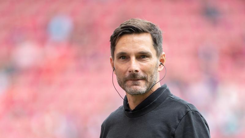 Fürths Trainer Stefan Leitl steht im Stadion.