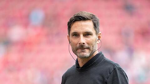 Fürths Trainer Stefan Leitl steht im Stadion.