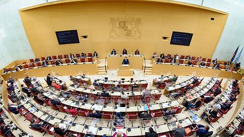 So luftig besetzt wie hier während der Hochphase der Corona-Pandemie 2020 ist das Plenum nur noch selten. Der Bayerische Landtag hat aktuell 205 Mitglieder - und es könnten noch deutlich mehr werden.