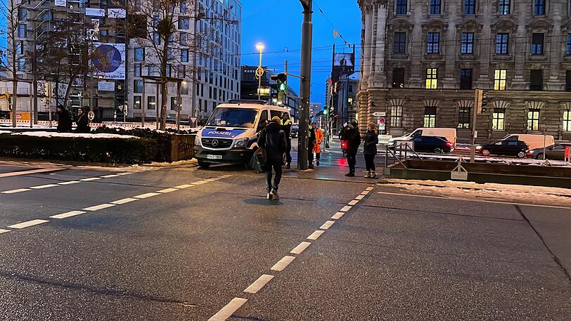 Gegen 7.30 Uhr war die Polizei noch weitgehend alleine am Stachus.