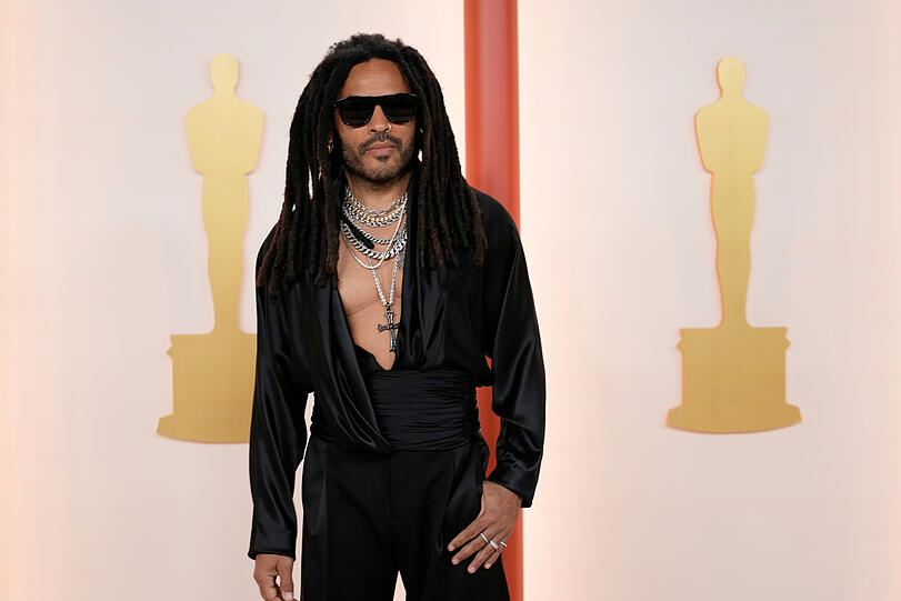 Lenny Kravitz: Wer kann, der kann. Cooler Star-Look, allerdings fände ich den Look mit (k)einer Kette noch sexier!