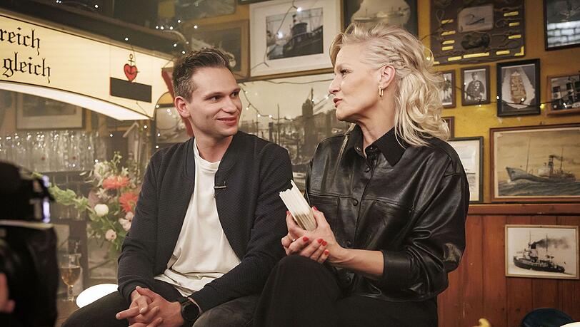 Gute Laune und spitze Seitenhiebe gegen die Politiker. Polit-Comedian Fabian Köster sorgte als Gast bei Ina Müller in "Inas Nacht" für etliche Lacher. Gute Laune und spitze Seitenhiebe gegen die Politiker. Polit-Comedian Fabian Köster sorgte als Gast bei Ina Müller in "Inas Nacht" für etliche Lacher.
