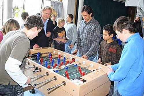 Tiger beim Tischfußball: Rob Leask (3.v.r.) beim Besuch im Förderzentrum Altdorf.
