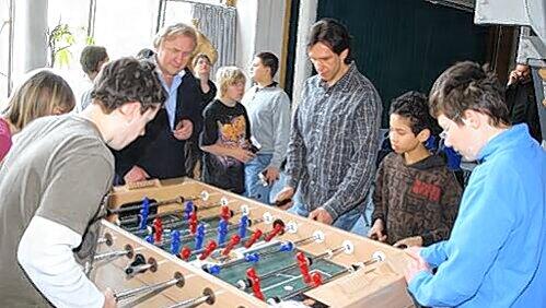 Tiger beim Tischfußball: Rob Leask (3.v.r.) beim Besuch im Förderzentrum Altdorf. Tiger beim Tischfußball: Rob Leask (3.v.r.) beim Besuch im Förderzentrum Altdorf.