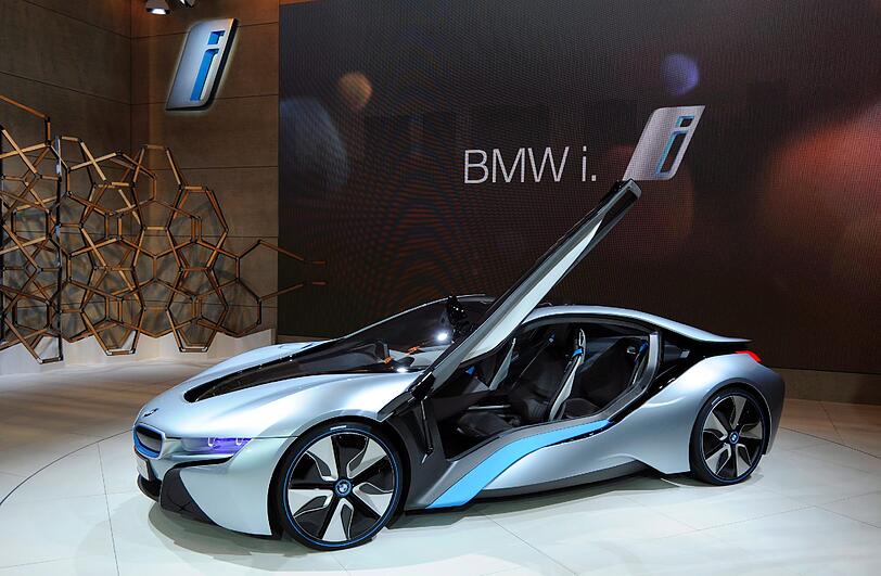 BMW präsentiert sich mit dem "i8", ein Hybrid-Auto, dass alle Anforderungen eines modernen Sportautos vereint.