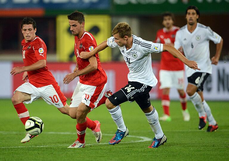HOLGER BADSTUBER: Note 3. Klärt in höchster Not gegen Harnik (4.) - der leidenschaftlichere der beiden Innenverteidiger. Diese Rolle behagt ihm viel mehr als die links außen wie gegen die Färöer.