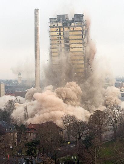 Rund 900 Kilogramm Sprengstoff bringen den ehemaligen Uni-Turm in Frankfurt am Main innerhalb weniger Sekunden zum Einsturz. Mit 116 Metern Höhe war es das höchste je gesprengte Haus in Europa. Mehrere zehntausend Schaulustige verfolgten das Spektakel aus zum Teil mehreren Kilometern Entfernung