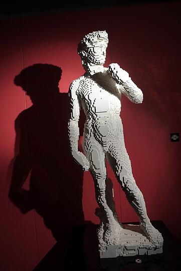 Der David von Michelangelo gebaut aus Legosteinen