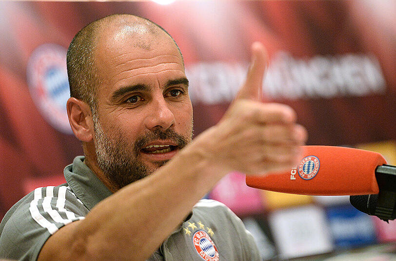 Bayern-Trainer Pep Guardiola bei einer Pressekonferenz im Trainingslager in Doha.