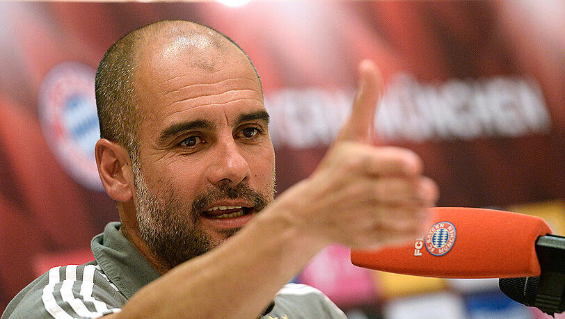 Bayern-Trainer Pep Guardiola bei einer Pressekonferenz im Trainingslager in Doha. Bayern-Trainer Pep Guardiola bei einer Pressekonferenz im Trainingslager in Doha.