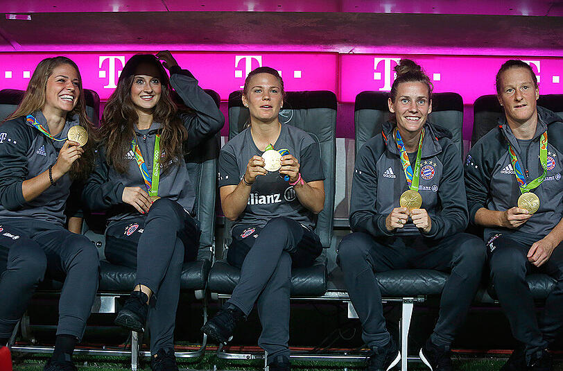 "Den Schwung von Olympia mitnehmen": Die Gold-Frauen des FC Bayern mit Melanie Behringer, Simone Laudehr, Leonie Maier, Sara Däbritz und Melanie Leupolz (von rechts).
