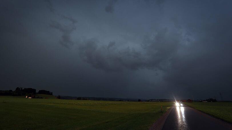 Dunkle Wolken ziehen am Dienstagabend im bayerischen Biessenhofen auf.