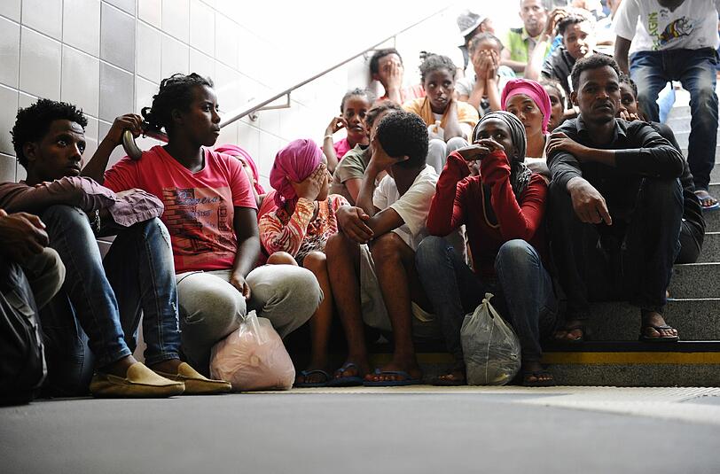 Flüchtlinge warten in Rosenheim (Symbolbild)