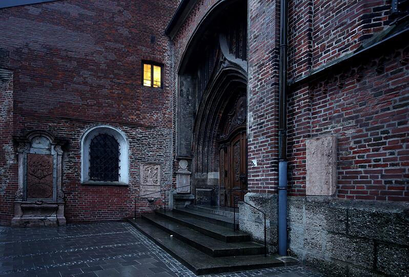Lichtblick: Mystische Stimmung am Portal der Frauenkirche.
