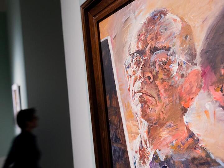 Das Gemälde "Selbstbildnis" des Künstlers Willi Sitte ist in der Ausstellung "Utopie und Untergang. Kunst in der DDR" zu sehen.
