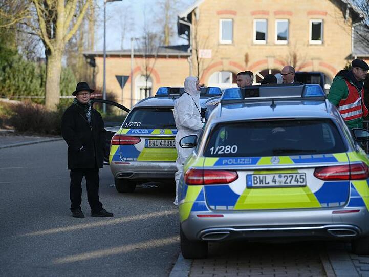 Einsatzkräfte der Polizei erreichen den Tatort.