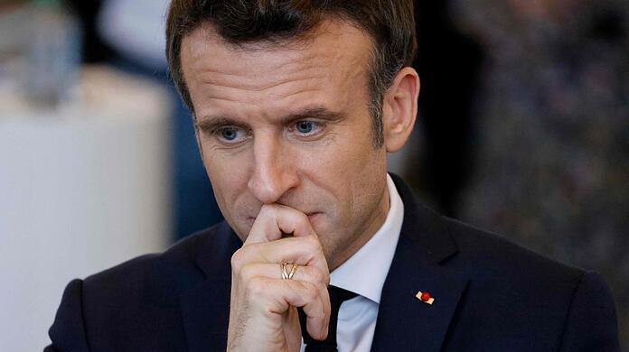 Emmanuel Macron, Präsident von Frankreich, hält bei einer Wahlkampfveranstaltung im Südwesten von Frankreich im Palais Beaumont inne.