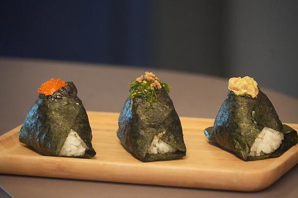 Onigiri sind japanische Reisbällchen mit Füllung.