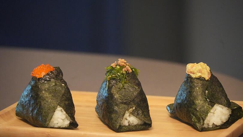 Onigiri sind japanische Reisbällchen mit Füllung. Onigiri sind japanische Reisbällchen mit Füllung.
