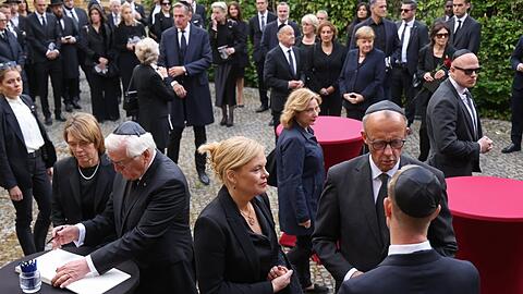 In Trauer vereint: An der Beerdigung von Margot Friedländer nahm viel Politprominenz teil, aber auch Künstlerinnen wie Iris Berben (mit roter Rose).