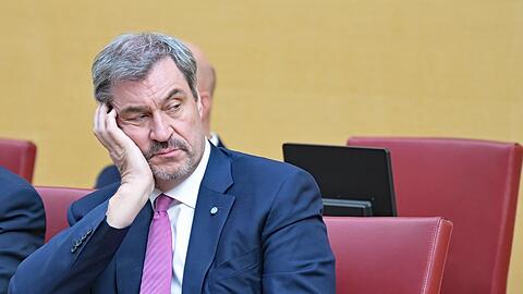 Genervt von der Kommunalwahl? Bayerns Ministerpr&auml;sident Markus S&ouml;der (CSU) sitzt w&auml;hrend der Regierungserkl&auml;rung von Bayerns Finanzminister Albert F&uuml;racker (CSU) auf seinem Platz im Bayerischen Landtag.