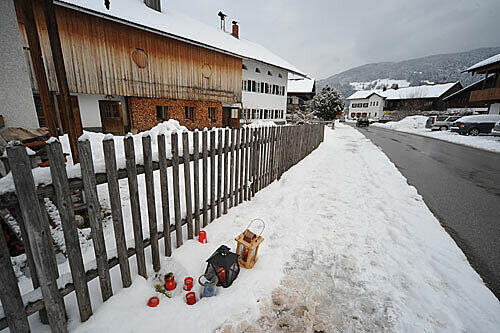 Kerzen stehen vor dem Haus, in dem Josef Gerg starb