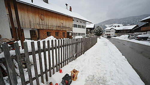 Kerzen stehen vor dem Haus, in dem Josef Gerg starb Kerzen stehen vor dem Haus, in dem Josef Gerg starb