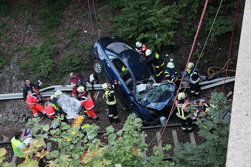 Furchtbarer Unfall im Landkreis Altötting: Ein PKW fliegt von einer Brücke herunter und knallt auf das Gleisbett. Drei junge Menschen kommen schwer verletzt in die Klinik.