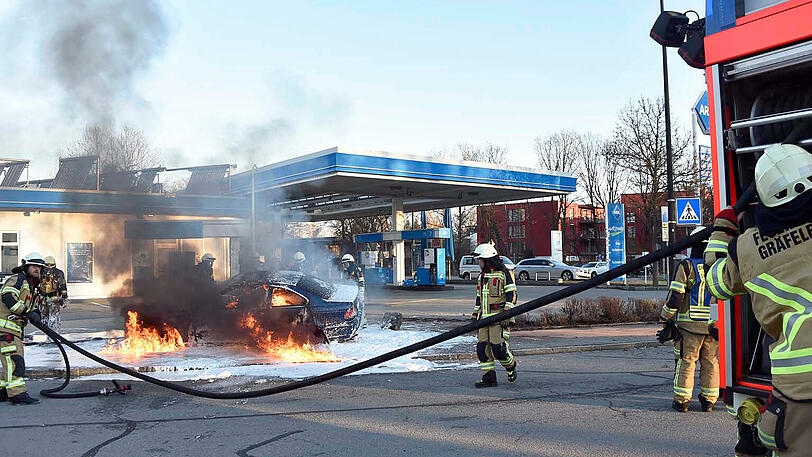 Die Bilder vom spektakulären BMW-Unfall in Gräfelfing.
