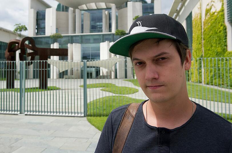LeFloid alias Florian Mundt vor dem Bundeskanzleramt in Berlin