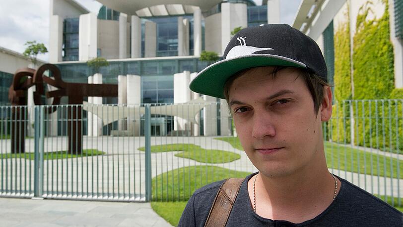 LeFloid alias Florian Mundt vor dem Bundeskanzleramt in Berlin LeFloid alias Florian Mundt vor dem Bundeskanzleramt in Berlin