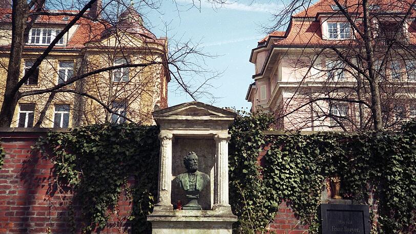 An eine Mauer des Alten Nordfriedhofs wurden Parolen geschmiert. (Archivbild)