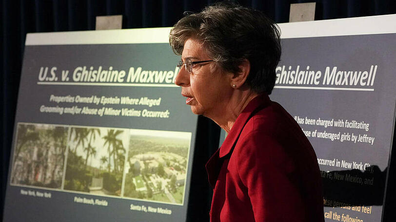 Audrey Strauss teilte der Öffentlichkeit am Donnerstag mit, wofür Ghislaine Maxwell angeklagt wird.