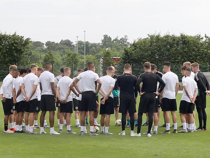 Die deutsche U21 steht im Kreis zusammen.