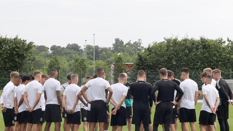 Die deutsche U21 steht im Kreis zusammen. Die deutsche U21 steht im Kreis zusammen.