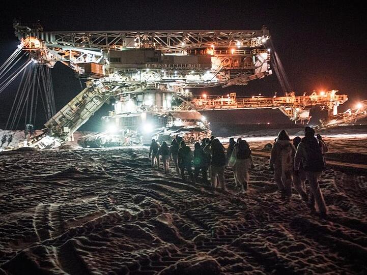 Umweltaktivisten besetzen im Braunkohle-Tagebau Vereinigtes Schleenhain südlich von Leipzig einen Braunkohle-Bagger.