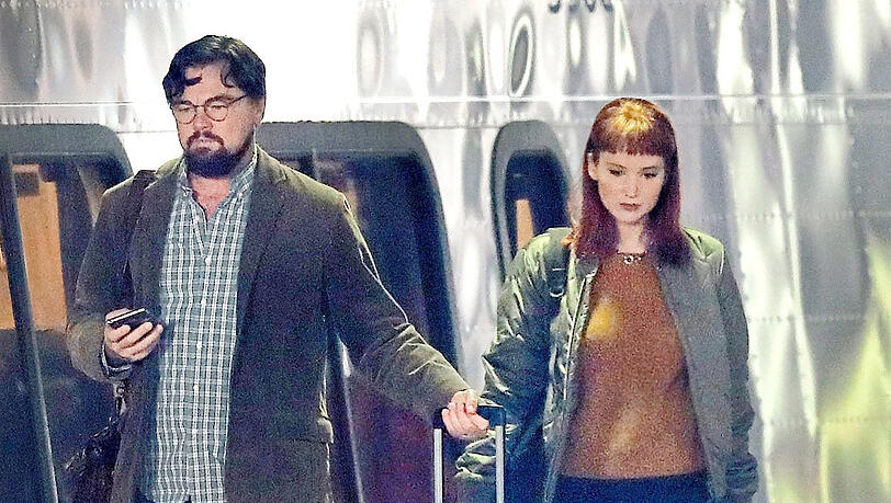 Leonardo DiCaprio und Jennifer Lawrence in der South Station in Boston im Film "Don't Look Up". Leonardo DiCaprio und Jennifer Lawrence in der South Station in Boston im Film "Don't Look Up".